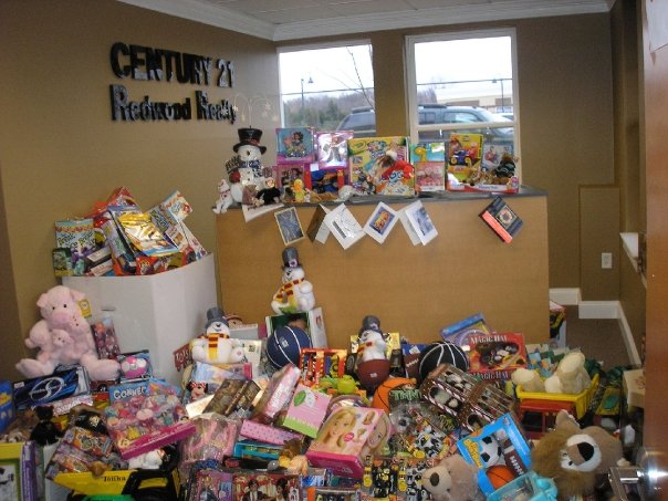 Redwood Kicks Off 2009 Toys for Tots